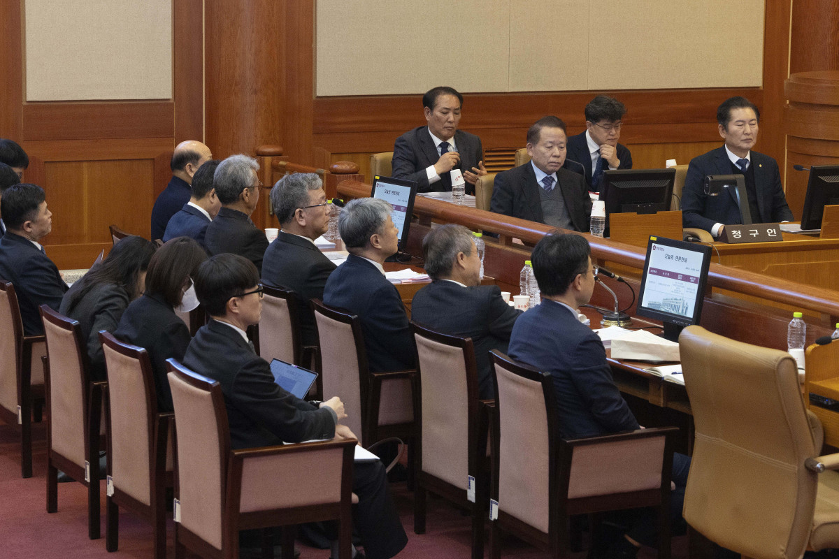 ▲윤석열 대통령 탄핵심판 사건의 첫 변론기일인 14일 오후 서울 종로구 헌법재판소 대심판정에서 국회 측 탄핵소추대리인단의 공동대표인 김이수 변호사와 정청래 국회 탄핵소추단장 등이 변론 시작을 기다리고 있다. 신태현 기자 holjjak@