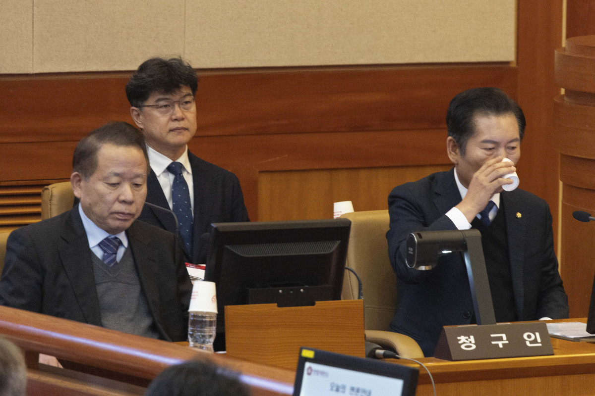 ▲윤석열 대통령 탄핵심판 사건의 첫 변론기일인 14일 오후 서울 종로구 헌법재판소 대심판정에서 국회 측 탄핵소추대리인단의 공동대표인 김이수 변호사(왼쪽)가 자리에 앉은 가운데 정청래 국회 탄핵소추단장(오른쪽 끝)이 물을 마시고 있다. 신태현 기자 holjjak@