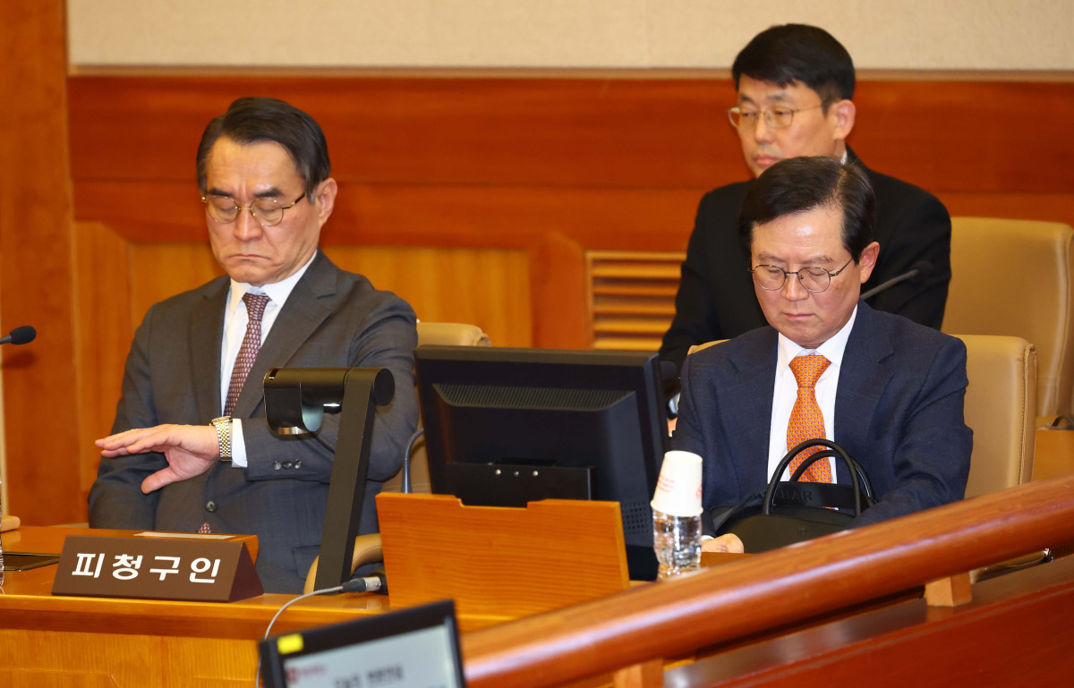 ▲윤석열 대통령 측 변호인단인 배보윤, 윤갑근 변호사가 14일 서울 종로구 헌법재판소에서 열린 윤석열 대통령 탄핵심판 사건 첫 변론기일에 출석해 시간을 확인하고 있다. 신태현 기자 holjjak@