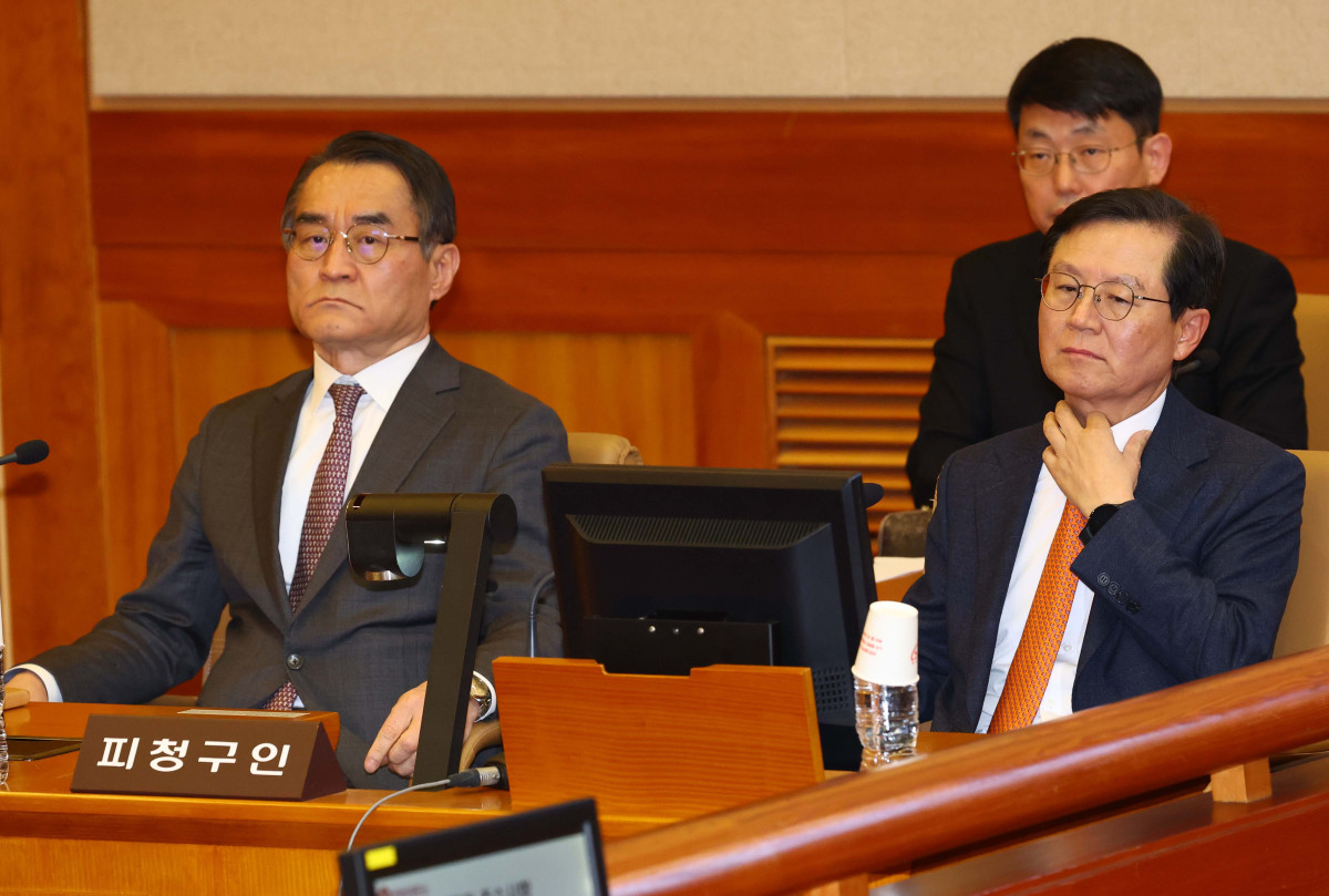 ▲윤석열 대통령 측 변호인단인 배보윤, 윤갑근 변호사가 14일 서울 종로구 헌법재판소에서 열린 윤석열 대통령 탄핵심판 사건 첫 변론기일에 출석해 있다. 신태현 기자 holjjak@