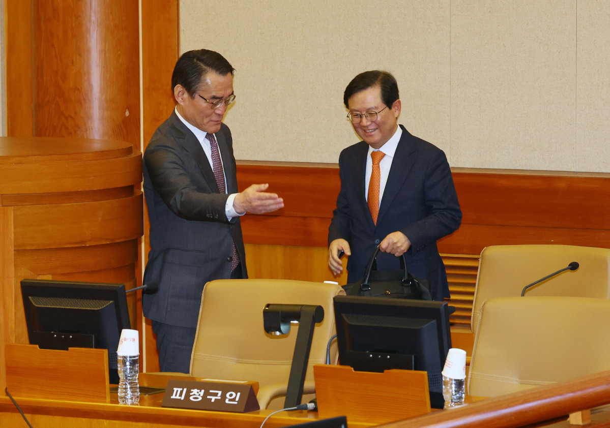 ▲윤석열 대통령 측 변호인단인 배보윤, 윤갑근 변호사가 14일 서울 종로구 헌법재판소에서 열린 윤석열 대통령 탄핵심판 사건 첫 변론기일에 출석하고 있다. 신태현 기자 holjjak@