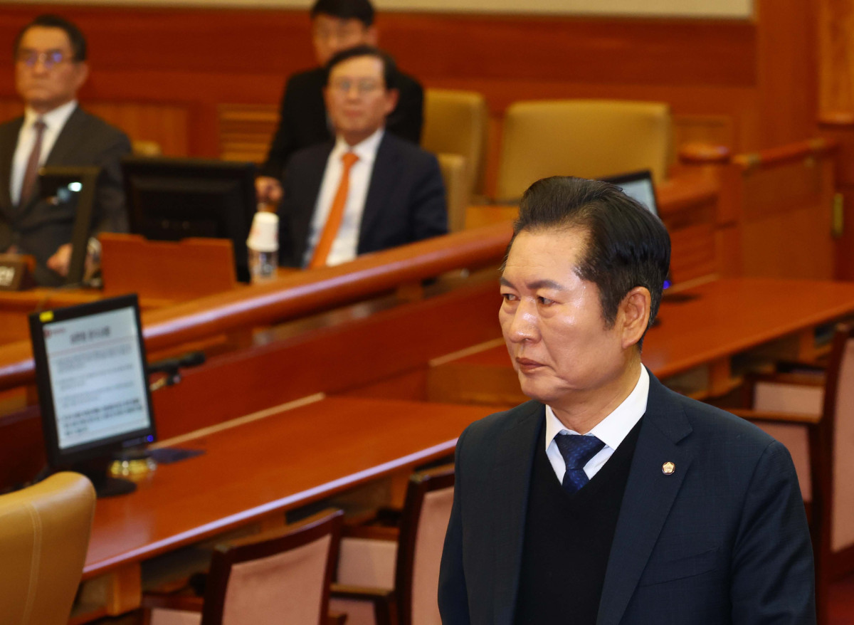 ▲정청래 국회 탄핵소추단장이 14일 서울 종로구 헌법재판소에서 열린 윤석열 대통령 탄핵심판 사건 첫 변론기일에 출석하고 있다. 신태현 기자 holjjak@