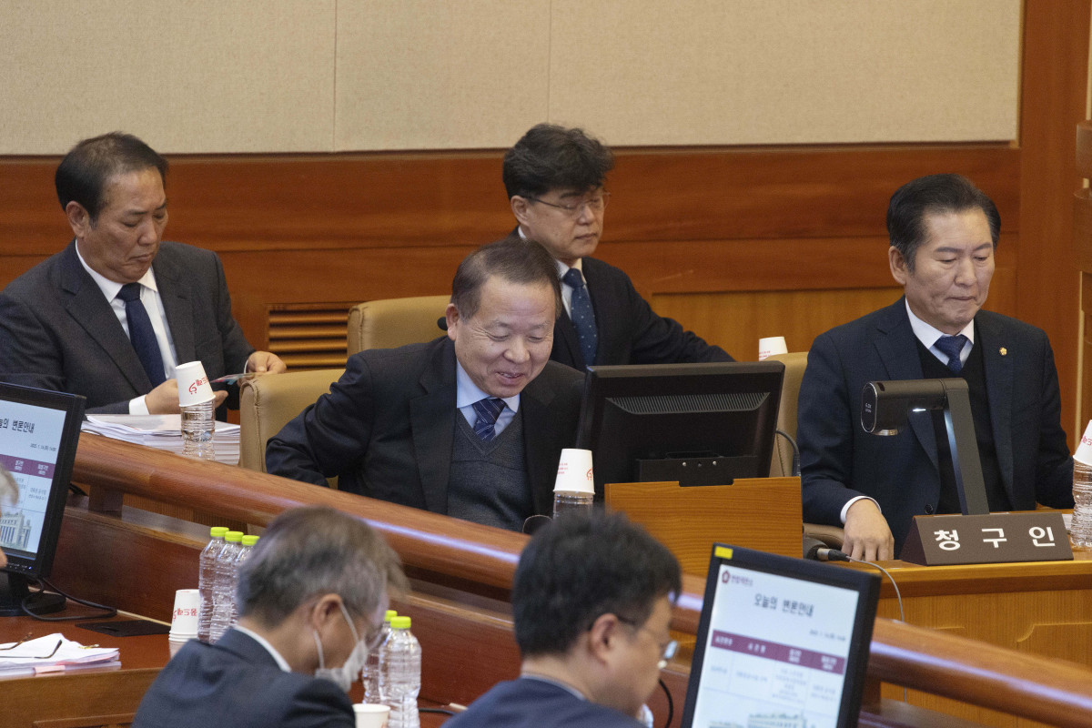 ▲윤석열 대통령 탄핵심판 사건의 첫 변론기일인 14일 오후 서울 종로구 헌법재판소 대심판정에서 국회 측 탄핵소추대리인단의 공동대표인 김이수 변호사(가운데)가 미소를 짓는 가운데 정청래 국회 탄핵소추단장(오른쪽 끝)등이 변론 시작을 기다리고 있다. 신태현 기자 holjjak@