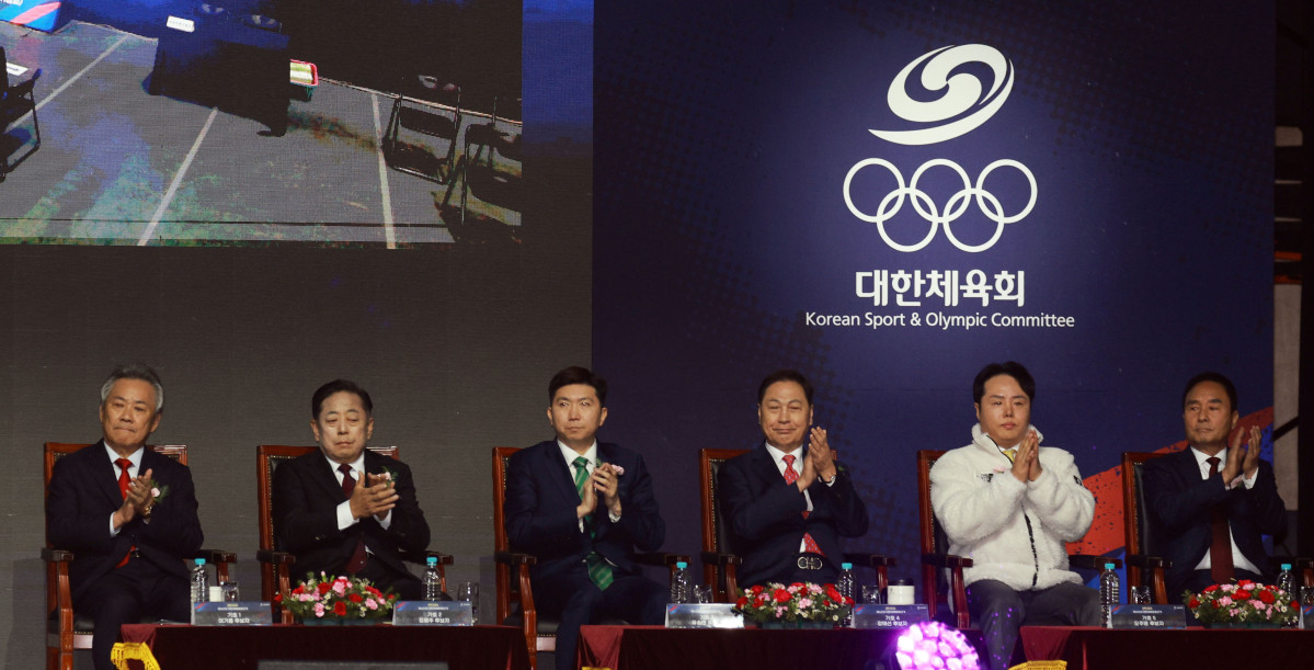 ▲14일 서울 송파구에 있는 올림픽공원 올림픽홀에서 열린 제42대 대한체육회장 선거에서 후보자들이 자리하고 있다. 왼쪽부터 이기흥 후보자, 김용주 후보자, 유승민 후보자, 강태선 후보자, 오주영 후보자, 강신욱 후보자. (연합뉴스)