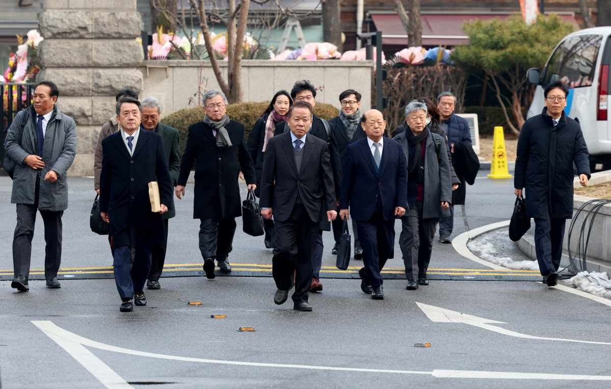 ▲국회 측 법률대리인 공동 대표 김이수 전 헌법재판관과 송두환 전 인권위원장을 비롯한 변호인단이 14일 서울 종로구 헌법재판소에서 열린 윤석열 대통령 탄핵심판 사건 첫 변론기일에 출석하고 있다. 신태현 기자 holjjak@