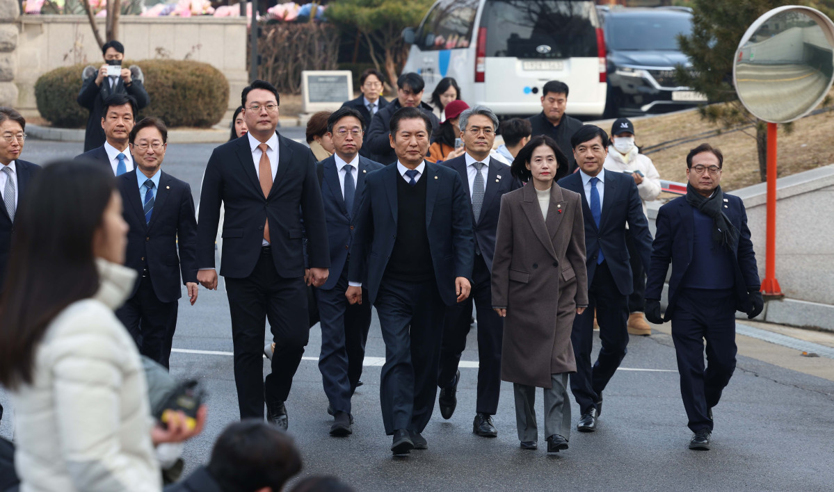 ▲정청래 단장과 국회 탄핵소추단이 14일 서울 종로구 헌법재판소에서 열린 윤석열 대통령 탄핵심판 첫 변론기일에 참석하고 있다. 신태현 기자 holjjak@