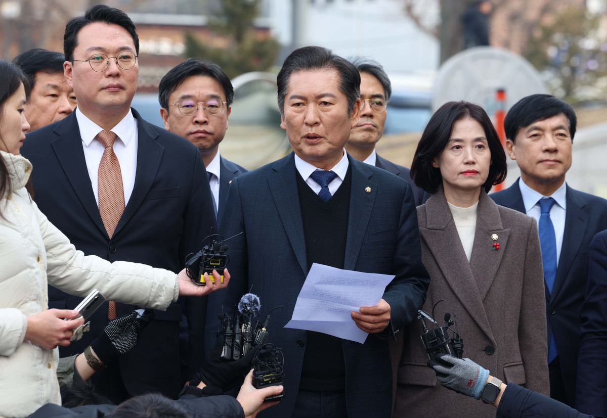 ▲정청래 단장과 국회 탄핵소추단이 14일 서울 종로구 헌법재판소에서 열린 윤석열 대통령 탄핵심판 첫 변론기일에 참석하며 취재진 질문에 답하고 있다. 신태현 기자 holjjak@