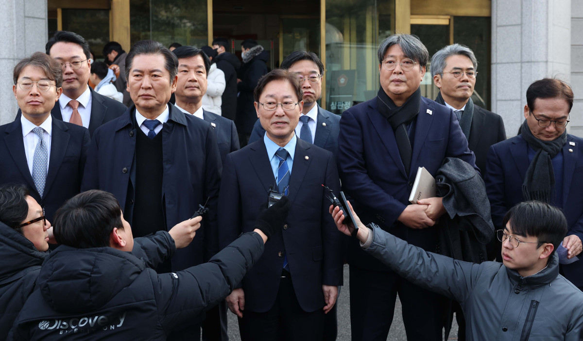 ▲14일 서울 종로구 헌법재판소에서 열린 윤석열 대통령 탄핵심판 첫 변론기일에 박범계 의원 등 국회 탄핵소추단이 참석 한 뒤 발언하고 있다. 신태현 기자 holjjak@