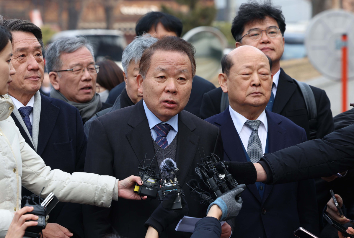 ▲국회 측 법률대리인 공동 대표 김이수 전 헌법재판관이 14일 서울 종로구 헌법재판소에서 열린 윤석열 대통령 탄핵심판 사건 첫 변론기일에 출석하며 취재진 질문에 답하고 있다. 신태현 기자 holjjak@