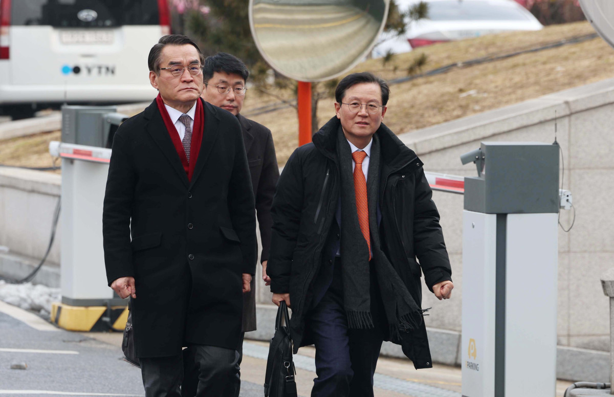 ▲윤석열 대통령의 탄핵심판 첫 변론기일인 14일 윤 대통령의 법률대리인인 배보윤(왼쪽), 윤갑근 변호사가 서울 종로구 헌법재판소에 출석하고 있다. 신태현 기자 holjjak@