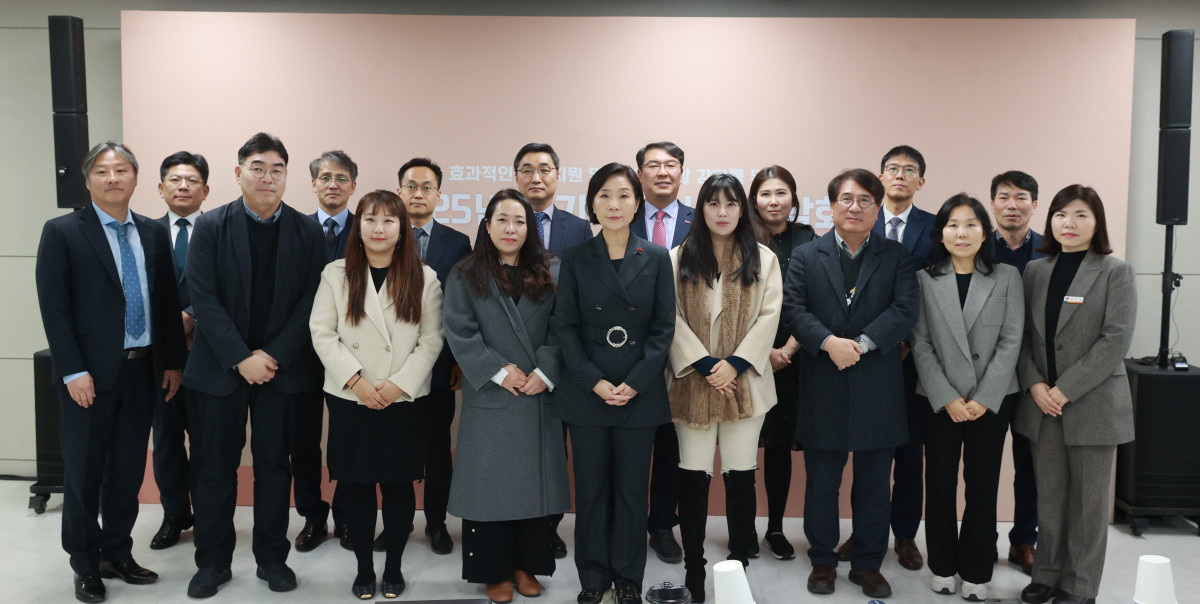 ▲오영주 중소벤처기업부 장관이 14일 서울 종로구 소상공인시장진흥공단 서울전용교육장에서 열린 '2025년 재기지원사업 간담회'에서 참석자들과 기념 촬영을 하고 있다. (사진제공=중소벤처기업부)