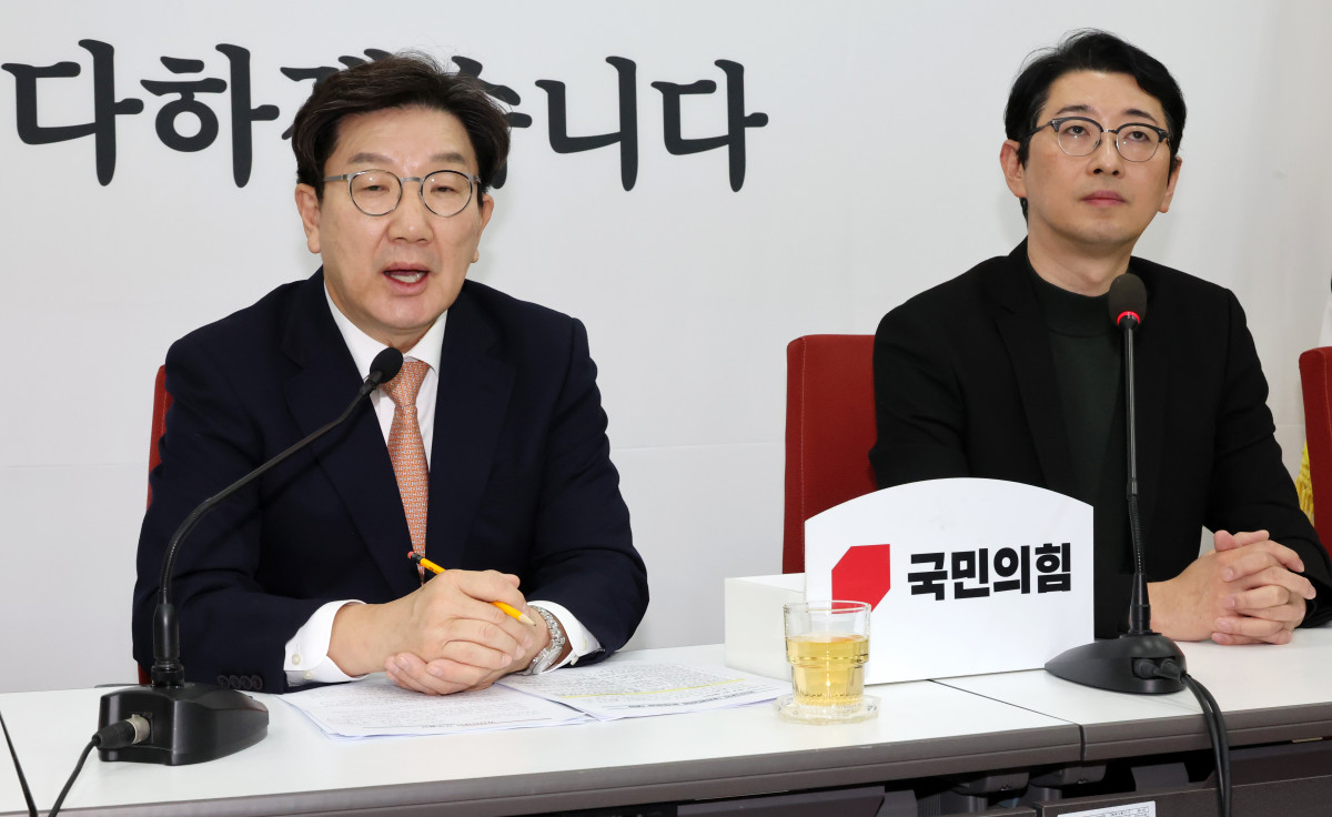 ▲권성동(왼쪽) 국민의힘 원내대표가 14일 오후 서울 여의도 국회에서 열린 현안 관련 기자간담회에서 발언하고 있다. 오른쪽은 주진우 법률자문위원장. 2025.01.14. (뉴시스)