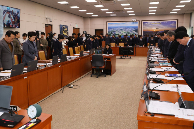 ▲14일 오전 제주항공 여객기 참사 관련 첫 현안 질의가 열리는 국회 국토교통위원회 전체회의 시작에 앞서 참석자들이 희생자를 애도하는 묵념을 하고 있다. (연합뉴스)