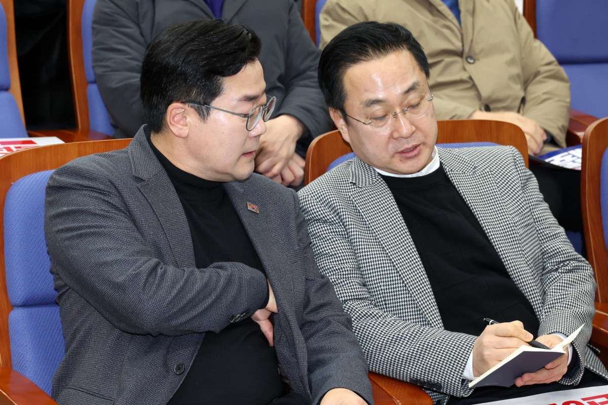 ▲박찬대(왼쪽) 더불어민주당 원내대표가 5일 오후 서울 여의도 국회에서 열린 비상의원총회에서 박성준 원내수석부대표와 대화하 있다.  (뉴시스)