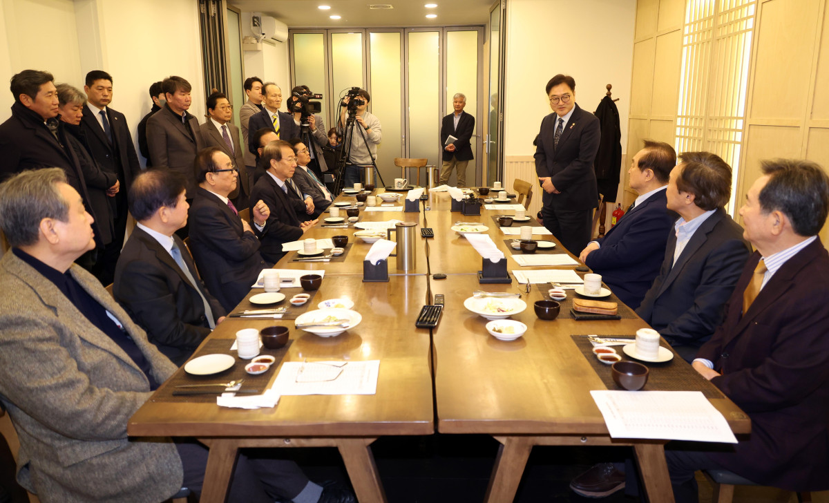 ▲우원식 국회의장이 14일 오후 서울 여의도 한 음식점에서 열린 헌정회 주관 나라를 걱정하는 원로모임에서 인사말을 하고 있다. 이날 모임에는 정대철 회장을 비롯해 전 국회의장·국무총리·당대표들이 참석했다. (뉴시스)