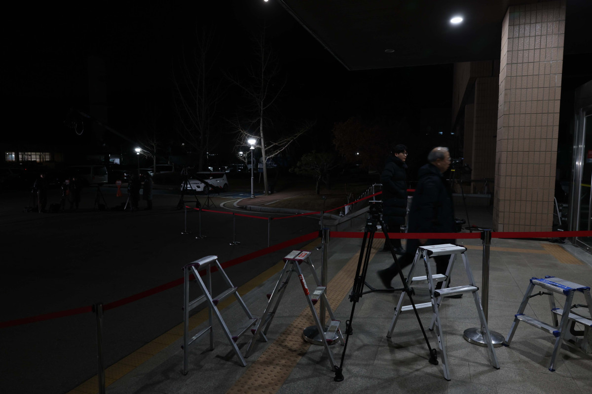 ▲고위공직자범죄수사처(공수처)와 경찰이 윤석열 대통령에 대한 2차 체포영장 집행에 나선 15일 오전 공수처가 위치한 경기 과천시 정부과천청사에 포토라인이 설치돼 있다. 신태현 기자 holjjak@