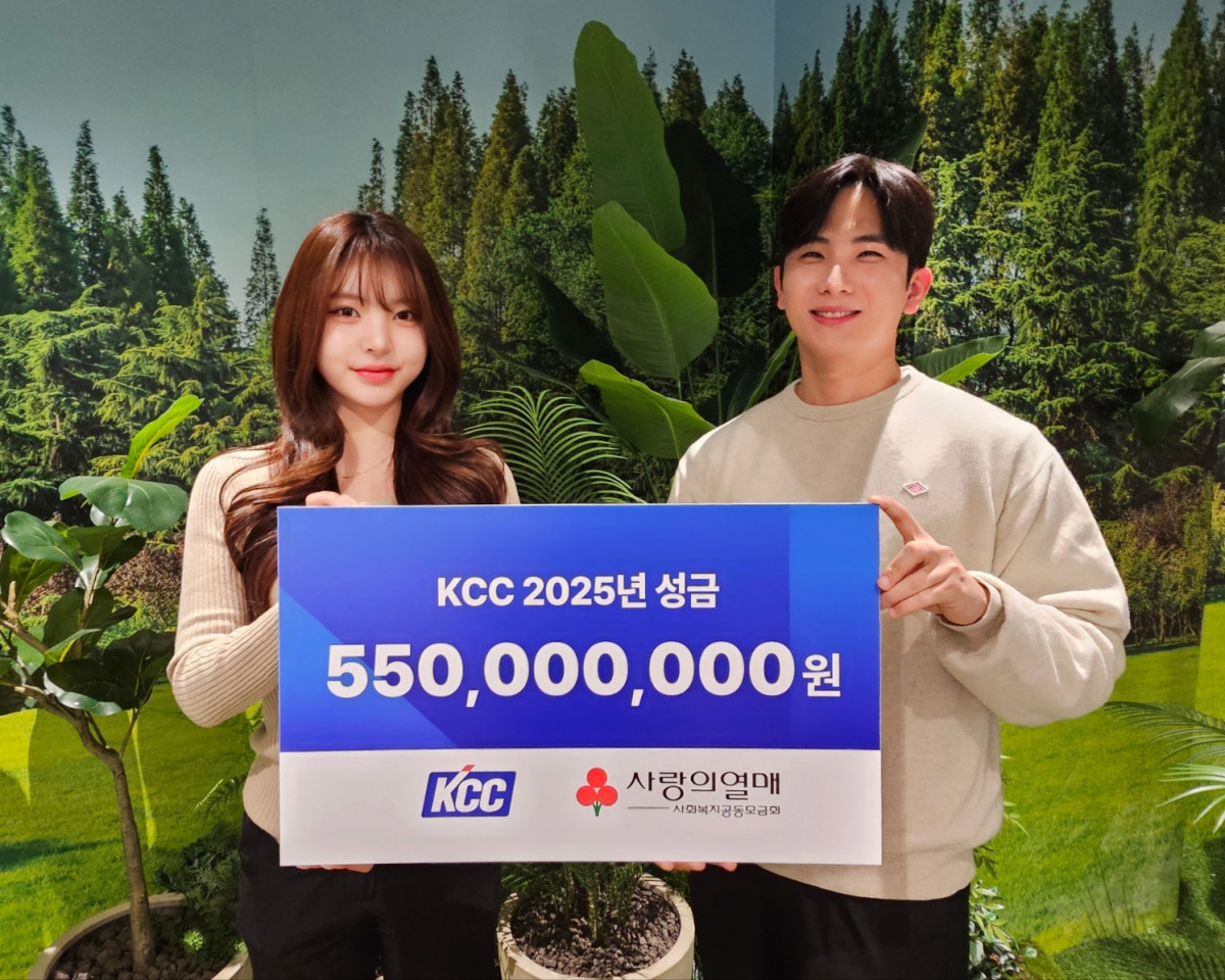 ▲KCC 임직원들이 사랑의 열매 기부 기념 촬영을 하고 있다. (사진제공=KCC)