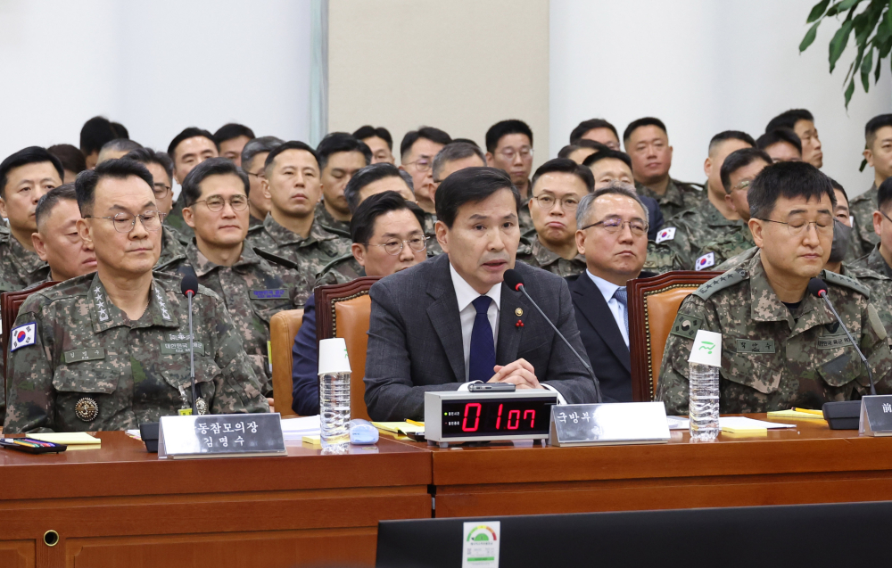 ▲김선호 국방부 장관 직무대행이 14일 서울 여의도 국회에서 열린 윤석열 정부의 비상계엄 선포를 통한 내란 혐의 진상규명 국정조사 특별위원회 전체회의에서 의원 질의를 경청하고 있다. 왼쪽부터 김명수 함동참모의장, 김 직무대행, 박안수 전 육군참모총장. 고이란 기자 photoeran@ (이투데이DB)