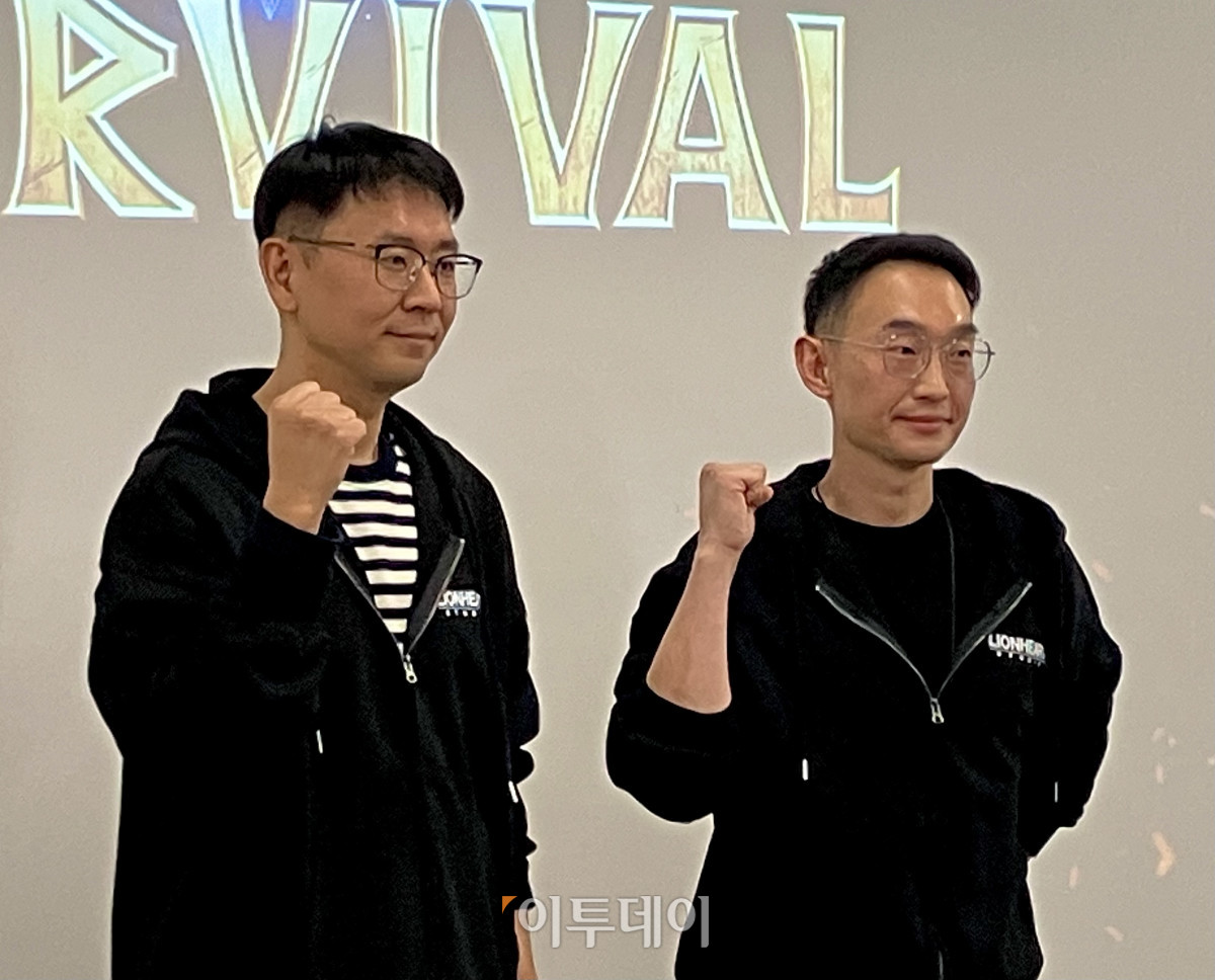 ▲14일 성남시 분당구 판교동 라이온하트스튜디오 본사에서 진행된 인터뷰에서 고영준 총괄 PD(사진 왼쪽)와 박용혁 사업 팀장이 기념사진을 촬영하고 있다. (임유진 기자 newjean@)