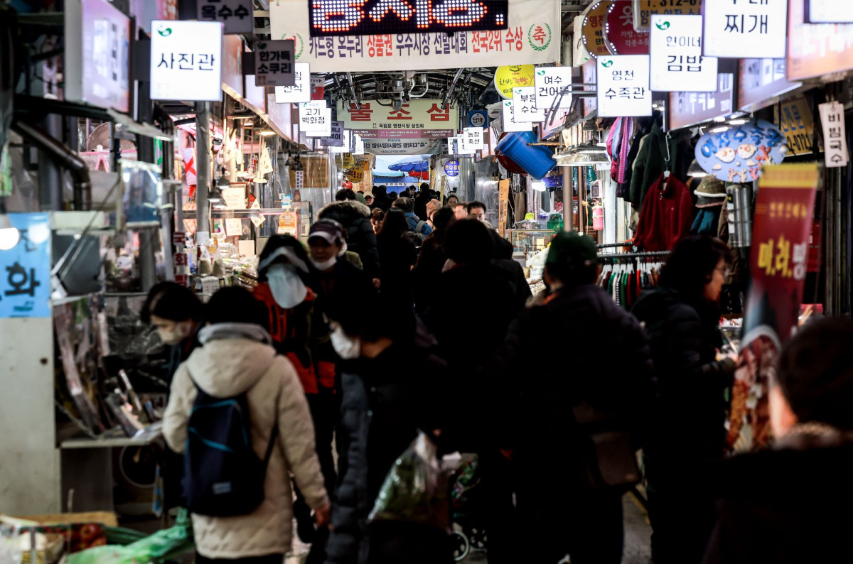 ▲ 2일 서울시내 전통시장을 찾은 시민들이 장을 보고 있다. (뉴시스)