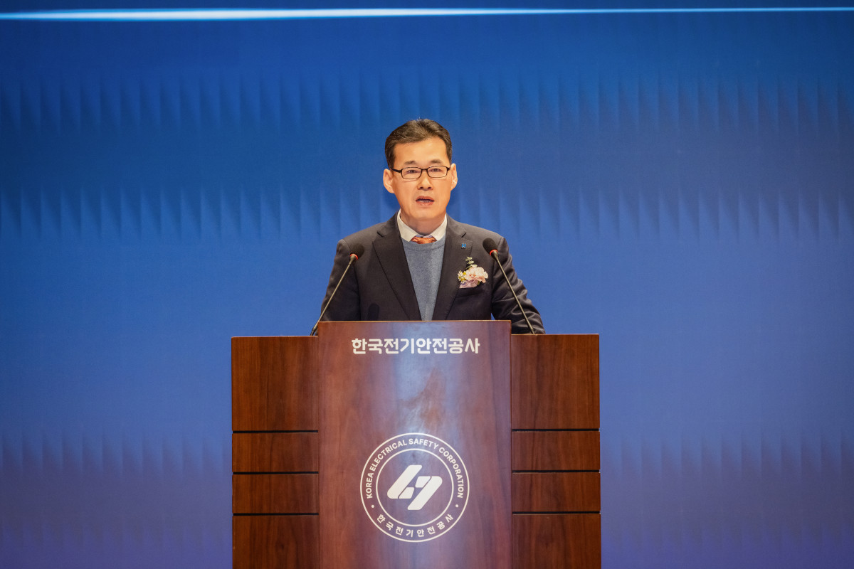 ▲허정환 한국전기안전공사 상임감사가 14일 전북 완주군 본사에서 열린 취임식에서 취임사를 하고 있다. (사진제공=한국전기안전공사)