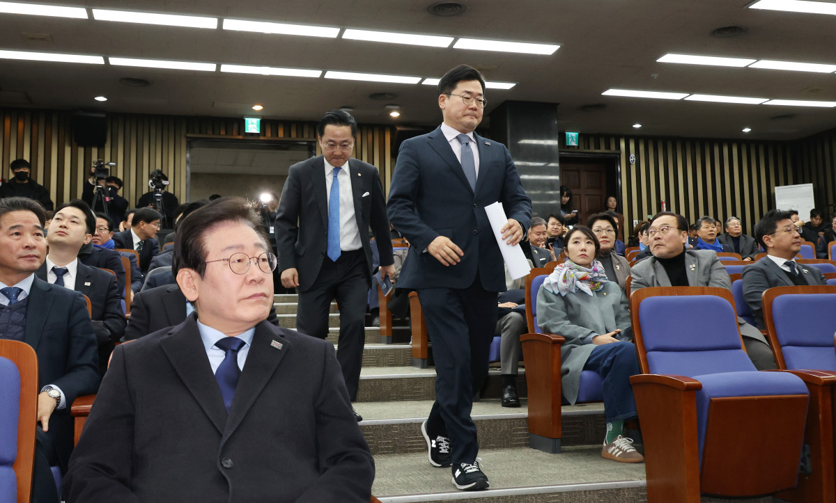 ▲더불어민주당 박찬대 원내대표가 15일 국회에서 열린 의원총회에 입장하고 있다. 앞줄 왼쪽은 이재명 대표. (연합뉴스)