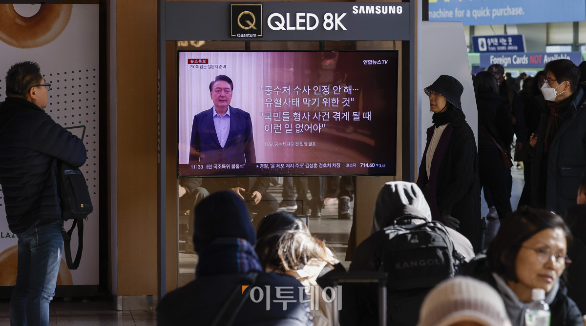 ▲12·3 비상계엄 사태로 내란 수괴 혐의를 받는 윤석열 대통령이 체포된 15일 서울 용산구 서울역 대합실에서 시민들이 윤석열 대통령 고위공직자범죄수사처(공수처) 출석 관련 대국민 담화를 시청하고 있다. 공수처·경찰 등으로 구성된 공조수사본부는 이날 오전 10시 33분 윤 대통령에 대한 체포영장을 집행했다. 현직 대통령이 수사기관에 체포된 것은 헌정사상 처음이다. 조현호 기자 hyunho@