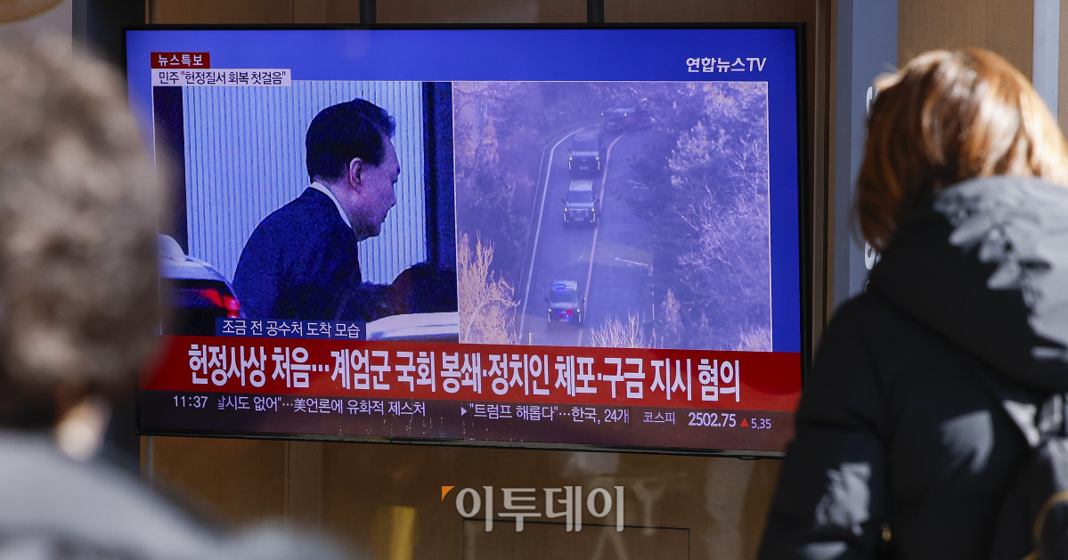 ▲12·3 비상계엄 사태로 내란 수괴 혐의를 받는 윤석열 대통령이 체포된 15일 서울 용산구 서울역 대합실에서 시민들이 윤석열 대통령 체포관련 뉴스를 시청하고 있다. 고위공직자범죄수사처·경찰 등으로 구성된 공조수사본부는 이날 오전 10시 33분 윤 대통령에 대한 체포영장을 집행했다. 현직 대통령이 수사기관에 체포된 것은 헌정사상 처음이다. 조현호 기자 hyunho@