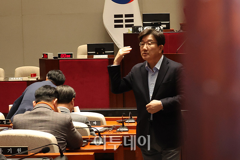 ▲권성동 국민의힘 원내대표가 15일 서울 여의도 국회 예결위회의장에서 열린 비상의원총회에서 비공개로 전환하며 발언하고 있다. 고이란 기자 photoeran@