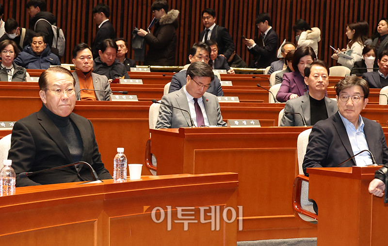 ▲권성동(오른쪽) 국민의힘 원내대표와 권영세(왼쪽) 국민의힘 비상대책위원장이 15일 서울 여의도 국회 예결위회의장에서 열린 비상의원총회에 참석하고 있다. 고이란 기자 photoeran@