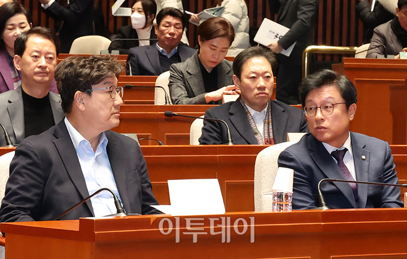 ▲권성동(왼쪽) 국민의힘 원내대표와 박형수 원내수석부대표가 15일 서울 여의도 국회 예결위회의장에서 열린 비상의원총회에서 대화하고 있다. 고이란 기자 photoeran@