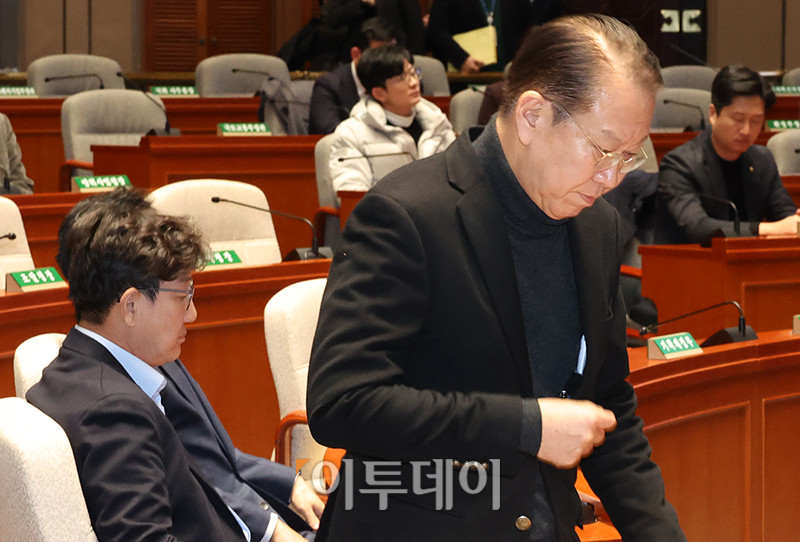 ▲권성동(왼쪽) 국민의힘 원내대표와 권영세(오른쪽) 국민의힘 비상대책위원장이 15일 서울 여의도 국회 예결위회의장에서 열린 비상의원총회에 참석하고 있다. 고이란 기자 photoeran@