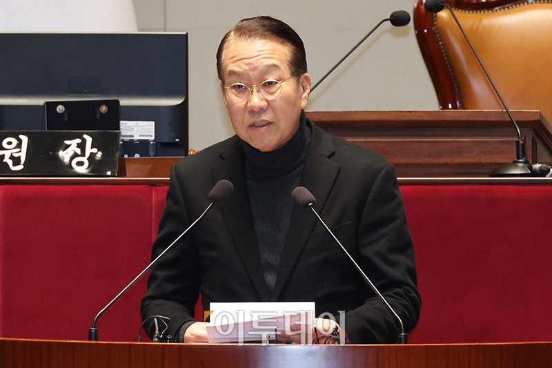 ▲권영세 국민의힘 비상대책위원장이 15일 서울 여의도 국회 예결위회의장에서 열린 비상의원총회에서 발언을 하고 있다. 고이란 기자 photoeran@