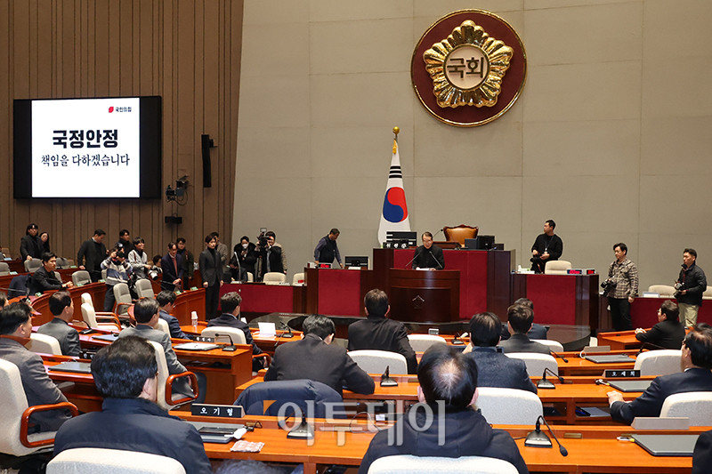▲권영세 국민의힘 비상대책위원장이 15일 서울 여의도 국회 예결위회의장에서 열린 비상의원총회에서 발언을 하고 있다. 고이란 기자 photoeran@