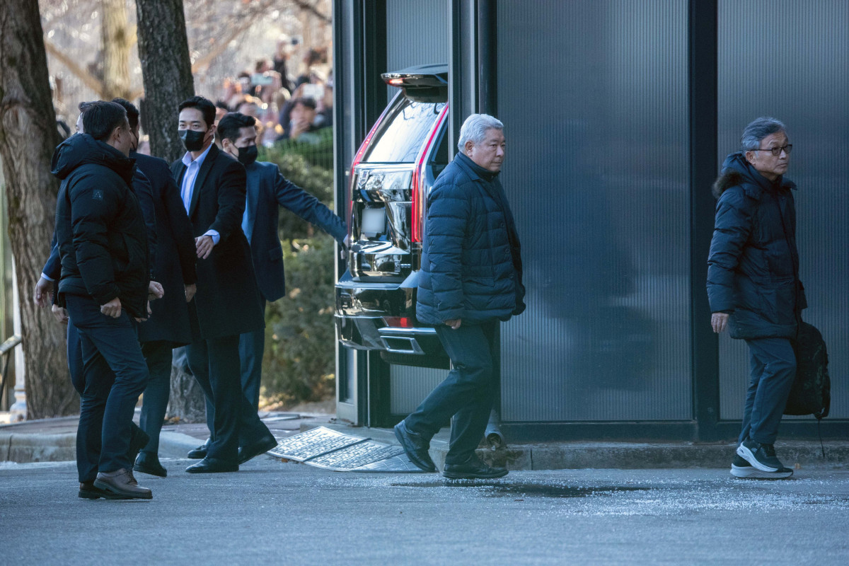 ▲15일 경기도 과천종합청사 내 고위공직자범죄수사처 건물로 윤석열 대통령 태운 차량이 들어가는 동안 윤대통령 변호인단이 1층으로 걸어 들어가고 있다. 신태현 기자 holjjak@