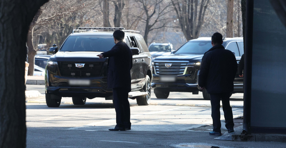 ▲윤석열 대통령의 2차 체포영장이 집행된 15일 경기 과천시 정부과천청사 내 고위공직자범죄수사처(공수처)로 윤 대통령이 탑승한 차량이 들어서고 있다. 신태현 기자 holjjak@