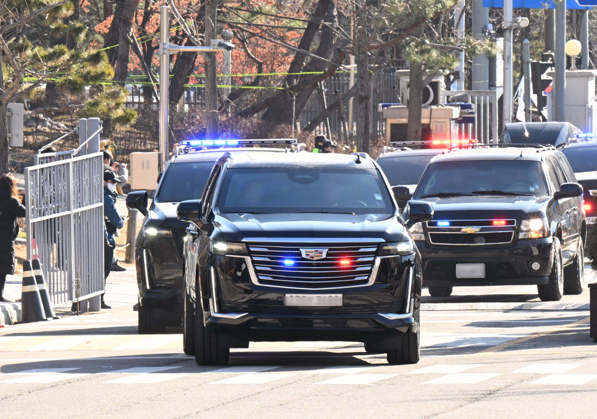 ▲윤석열 대통령의 2차 체포영장이 집행된 15일 경기 과천시 정부과천청사 내 고위공직자범죄수사처(공수처)로 윤 대통령이 탑승한 차량이 들어서고 있다. 신태현 기자 holjjak@