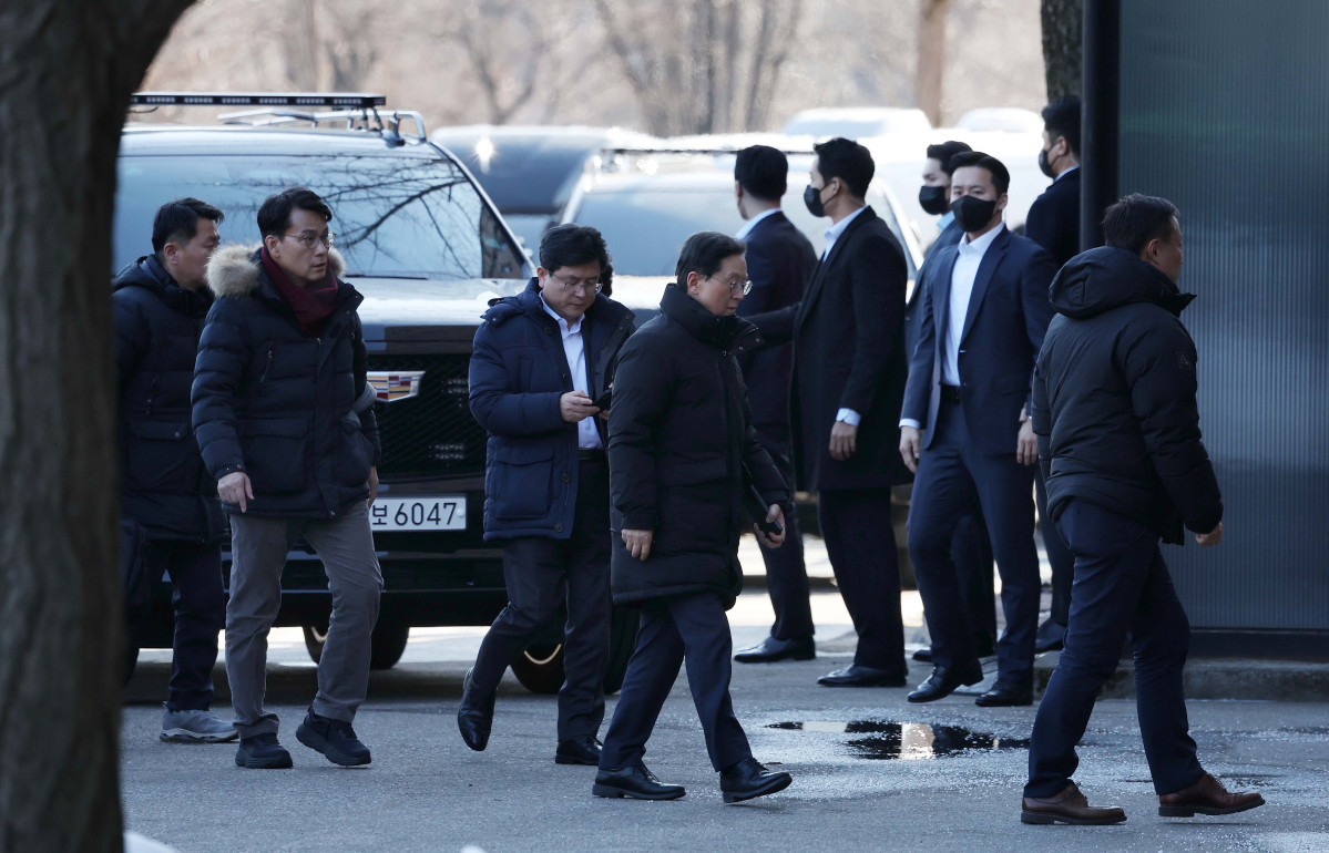 ▲윤석열 대통령 체포영장 집행이 진행된 15일 오전 윤 대통령이 탑승한 차량이 경기도 정부과천청사 고위공직자범죄수사처 청사로 들어간 뒤 변호인인 윤갑근 변호사, 윤상현 국민의힘 의원 등이 뒤따라 향하고 있다. 신태현 기자 holjjak@