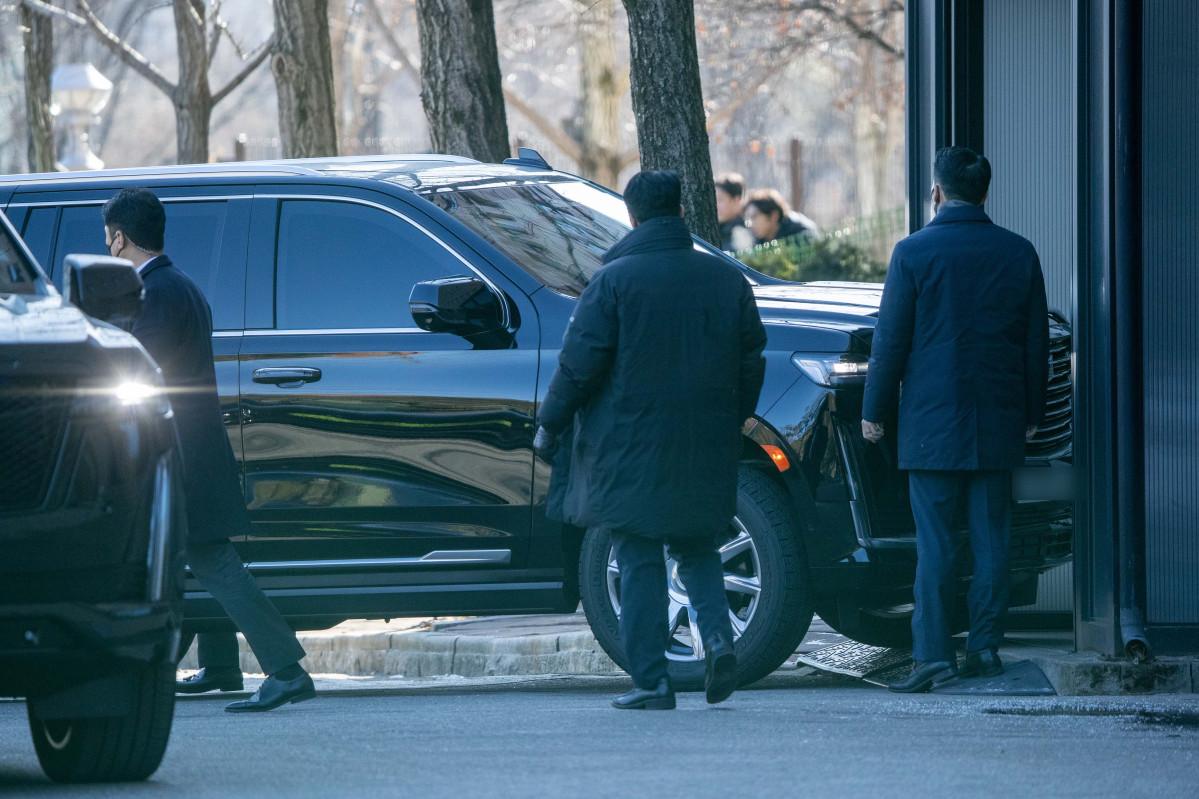 ▲윤석열 대통령의 2차 체포영장이 집행된 15일 경기 과천시 정부과천청사 내 고위공직자범죄수사처(공수처)로 윤 대통령이 탑승한 차량이 들어서고 있다. 신태현 기자 holjjak@