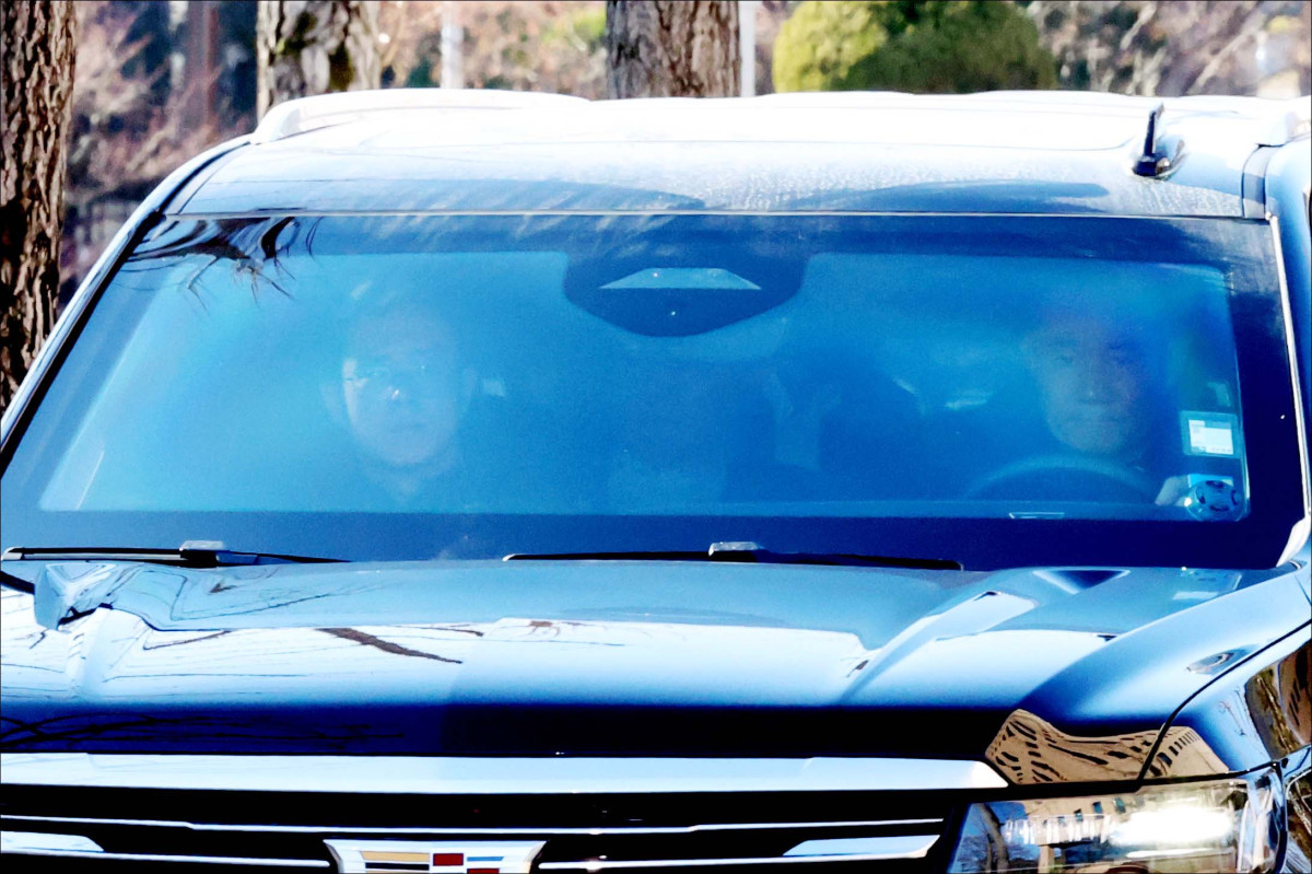 ▲윤석열 대통령의 2차 체포영장이 집행된 15일 경기 과천시 정부과천청사 내 고위공직자범죄수사처(공수처)로 윤 대통령이 탑승한 차량이 들어서고 있다. 신태현 기자 holjjak@