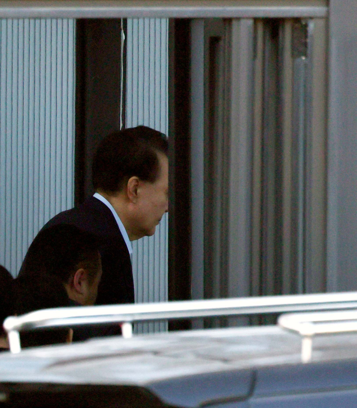 ▲내란 우두머리와 직권남용 권리행사 방해 혐의를 받는 윤석열 대통령이 15일 경기 과천시 정부과천청사 내 고위공직자범죄수사처(공수처)에 출석하고 있다. 신태현 기자 holjjak@