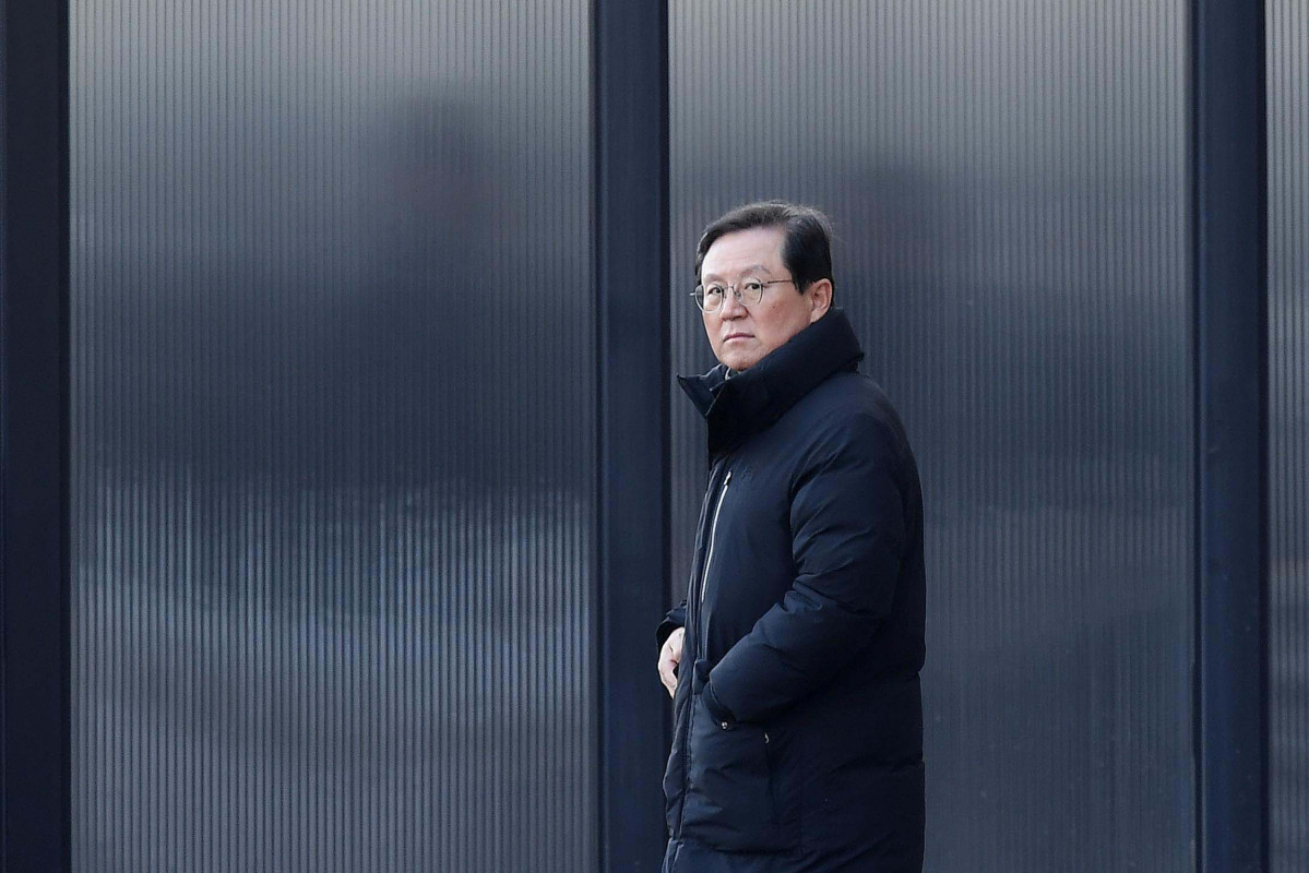 ▲15일 한남동 관저에서 체포된 윤석열 대통령을 태운 차량이 경기 정부과천청사 고위공직자수사처로 들어서고 있는 가운데 윤갑근 변호사가 자리를 지키고 있다. 신태현 기자 holjjak@