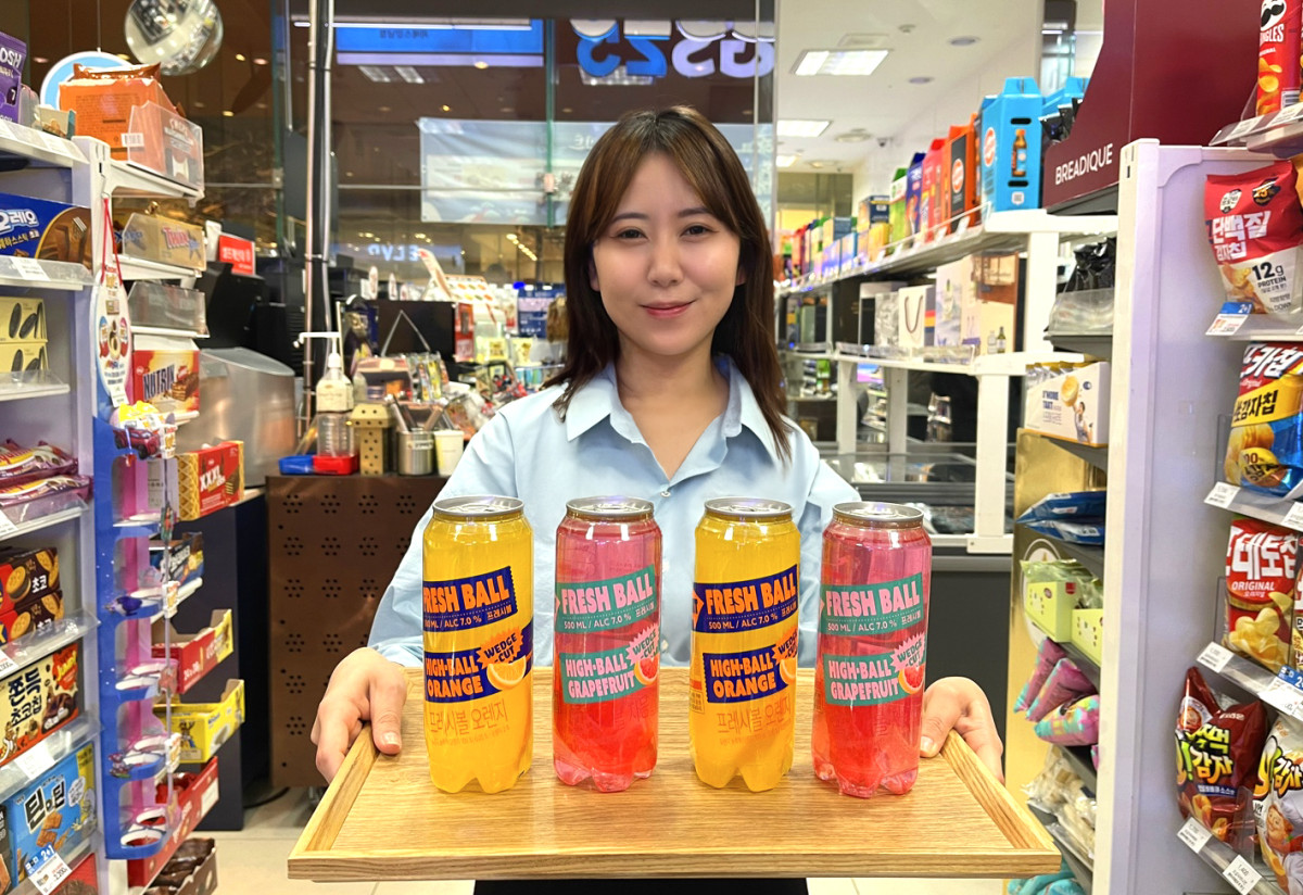 ▲15일 GS25에서 모델이 투명 하이볼 '프레시볼' 2종을 선보이고 있다. (사진제공=GS리테일)