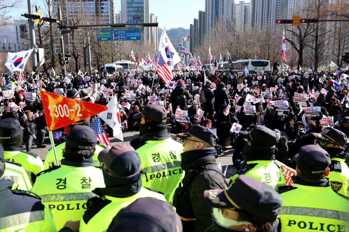 ▲고위공직자범죄수사처와 경찰이 윤석열 대통령의 2차 체포영장을 집행한 15일 공수처가 위치한 경기 과천시 정부과천청사 앞 도로에서 윤 대통령 지지자들이 집회를 갖고 있다. 신태현 기자 holjjak@