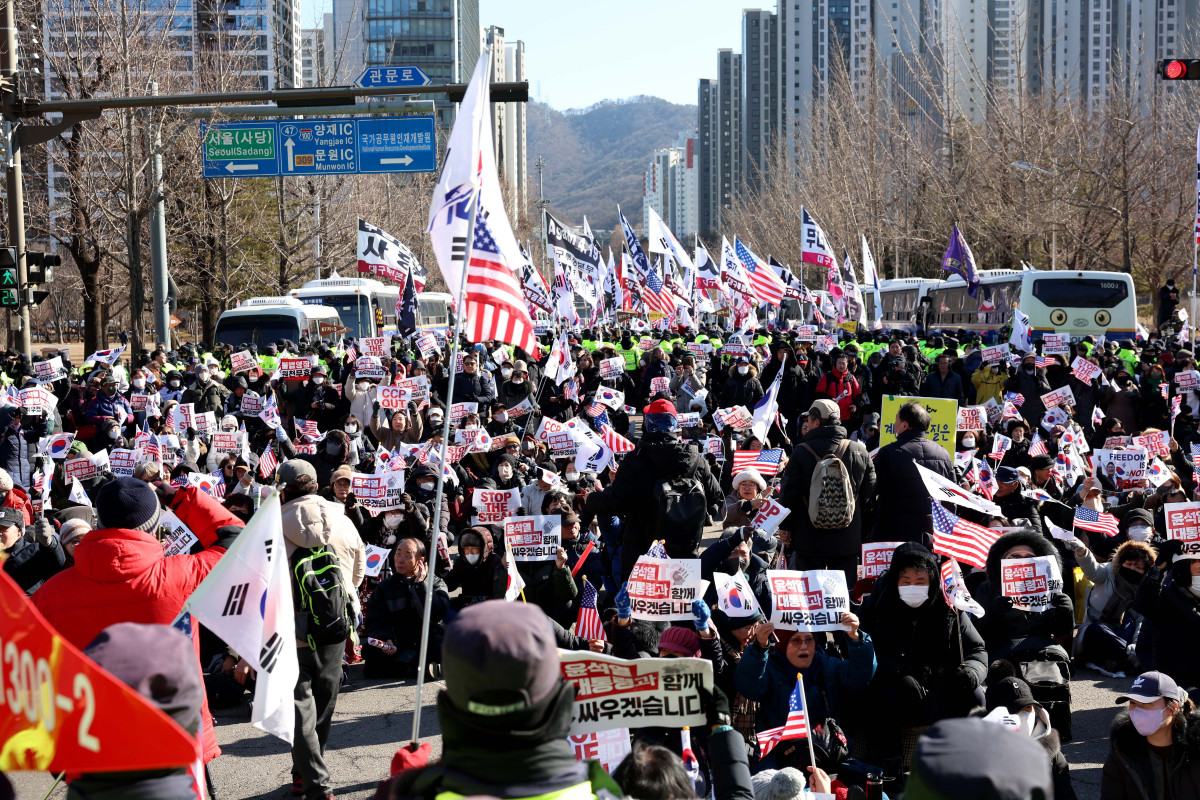 ▲고위공직자범죄수사처와 경찰이 윤석열 대통령의 2차 체포영장을 집행한 15일 공수처가 위치한 경기 과천시 정부과천청사 앞 도로에서 윤 대통령 지지자들이 집회를 갖고 있다. 신태현 기자 holjjak@