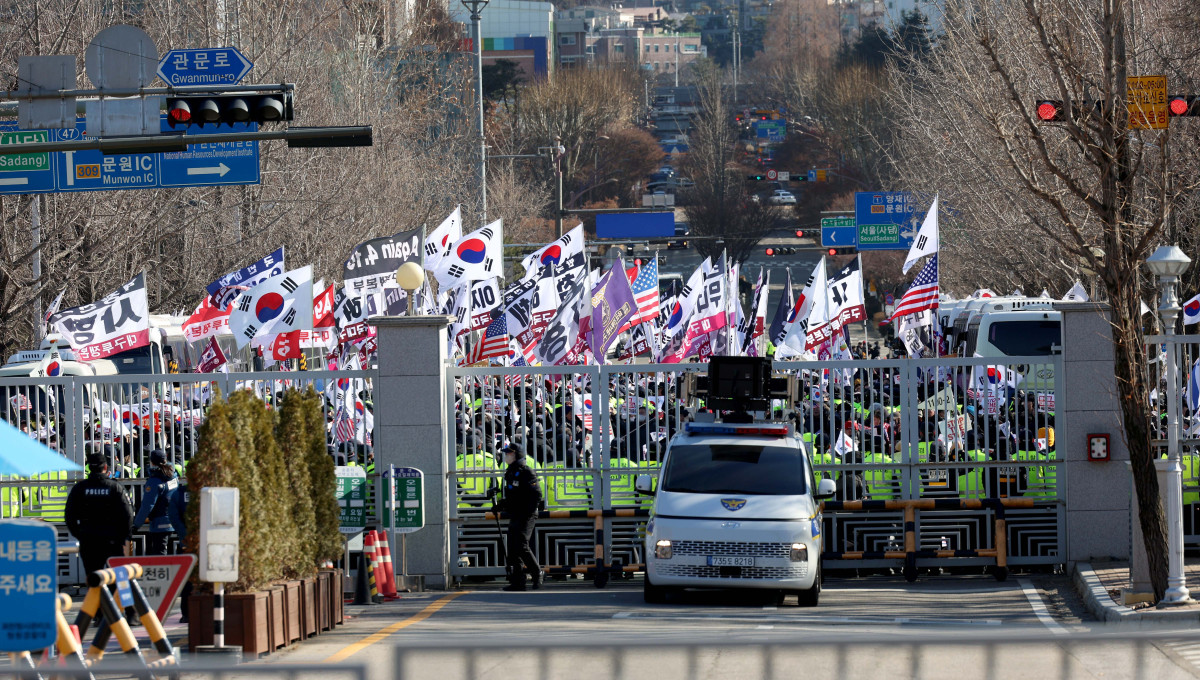▲고위공직자범죄수사처와 경찰이 윤석열 대통령의 2차 체포영장을 집행한 15일 공수처가 위치한 경기 과천시 정부과천청사 앞 도로에서 윤 대통령 지지자들이 집회를 갖고 있다. 신태현 기자 holjjak@