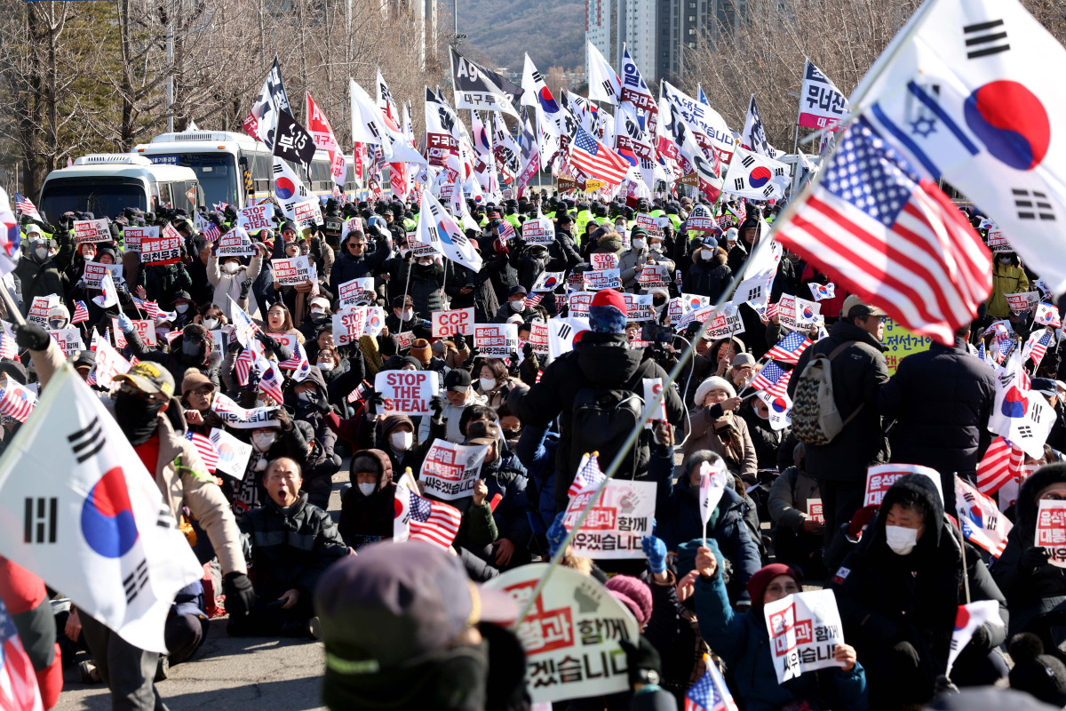 ▲고위공직자범죄수사처와 경찰이 윤석열 대통령의 2차 체포영장을 집행한 15일 공수처가 위치한 경기 과천시 정부과천청사 앞 도로에서 윤 대통령 지지자들이 집회를 갖고 있다. 신태현 기자 holjjak@