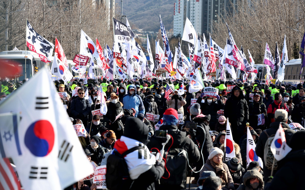 ▲고위공직자범죄수사처와 경찰이 윤석열 대통령의 2차 체포영장을 집행한 15일 공수처가 위치한 경기 과천시 정부과천청사 앞 도로에서 윤 대통령 지지자들이 집회를 갖고 있다. 신태현 기자 holjjak@