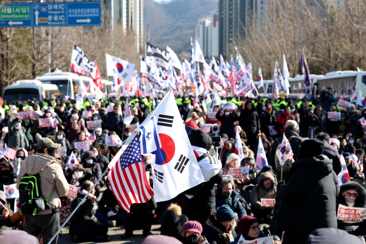 ▲고위공직자범죄수사처와 경찰이 윤석열 대통령의 2차 체포영장을 집행한 15일 공수처가 위치한 경기 과천시 정부과천청사 앞 도로에서 윤 대통령 지지자들이 집회를 갖고 있다. 신태현 기자 holjjak@