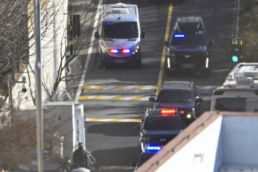 ▲윤석열 대통령이 탄 차량 행렬이 15일 서울 용산구 한남동 대통령 관저에서 과천 고위공직자범죄수사처(공수처)로 향하고 있다. 이날 공수처는 윤 대통령 체포영장 집행에 착수한지 약 5시간 20분만에 윤 대통령을 체포했다. 조현호 기자 hyunho@ (이투데이DB)